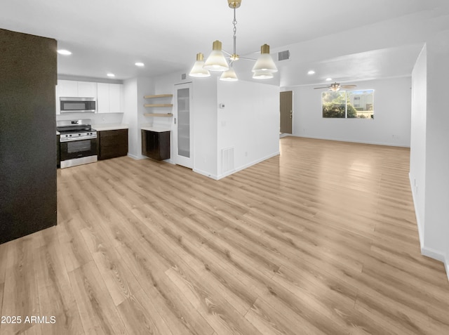 225 N Standage Unit 89, Mesa, AZ 85201 - unfurnished living room featuring visible vents, baseboards, recessed lighting, light wood finished floors, and ceiling fan with notable chandelier