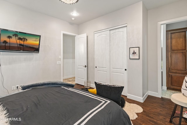 1409 E Dove Pl, Casa Grande, AZ 85122 - bedroom featuring baseboards, wood finished floors, and a closet