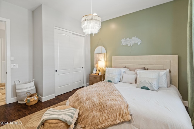1409 E Dove Pl, Casa Grande, AZ 85122 - bedroom featuring a closet, a chandelier, wood finished floors, and baseboards
