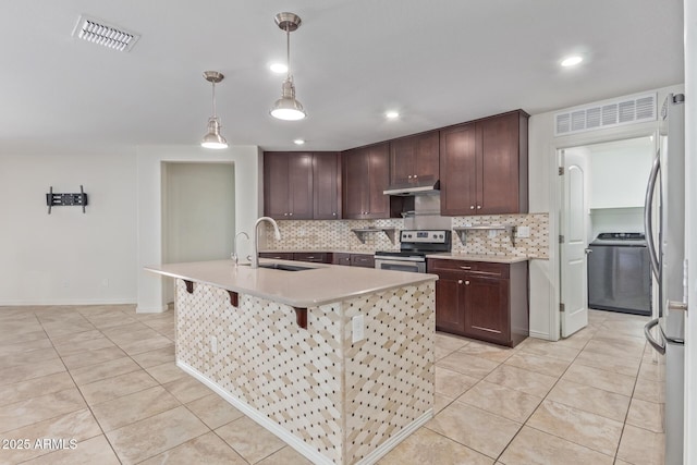 kitchen featuring visible vents, stainless steel appliances, under cabinet range hood, a sink, and light tile patterned flooring