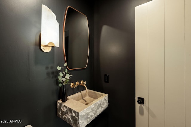 bathroom featuring a sink