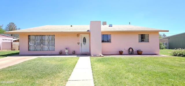 view of front facade featuring a front yard