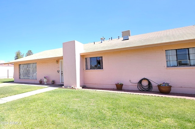 view of front of home featuring a front yard