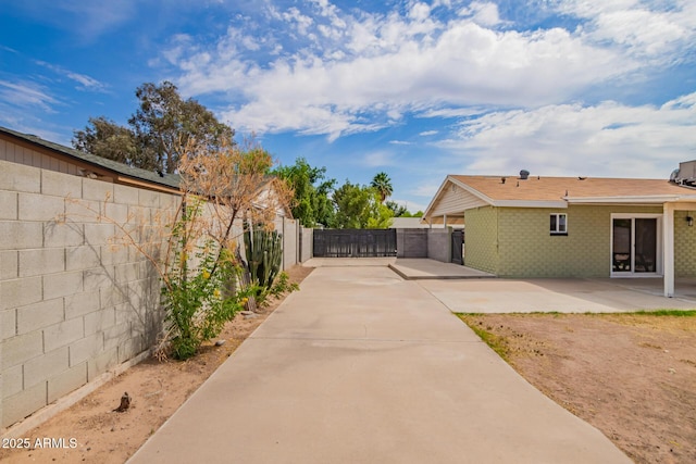 1010 W 5th Pl, Mesa, AZ 85201 - view of yard with a gate, concrete driveway, and a patio area