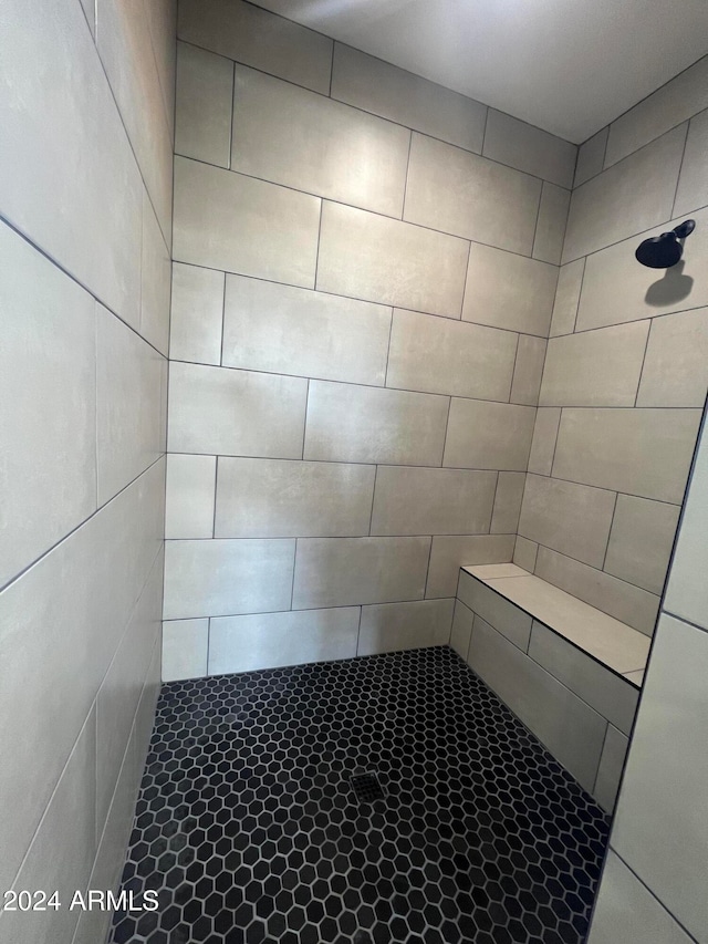 bathroom featuring tiled shower