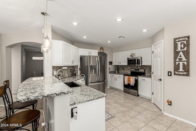 kitchen with sink, hanging light fixtures, stainless steel appliances, backsplash, and kitchen peninsula