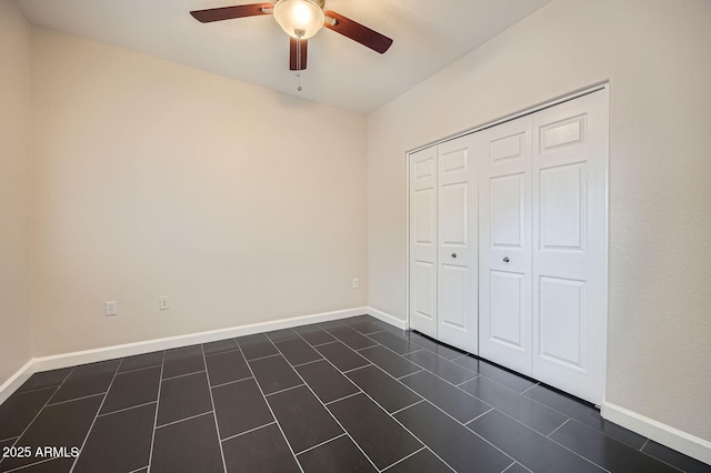 unfurnished bedroom featuring baseboards, a closet, and ceiling fan