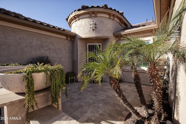 property entrance featuring a patio