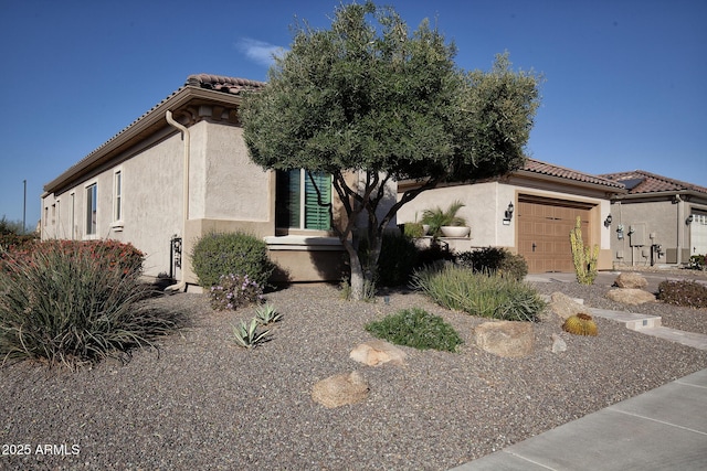 view of front facade featuring a garage