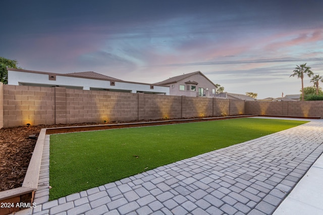 view of yard at dusk