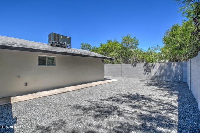 view of yard featuring a patio area