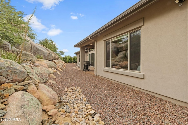 1385 Ridgewood Dr, Prescott, AZ 86305 - view of side of property with stucco siding and a patio