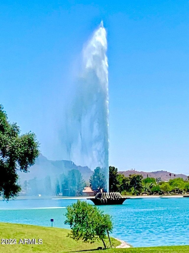 water view with a mountain view