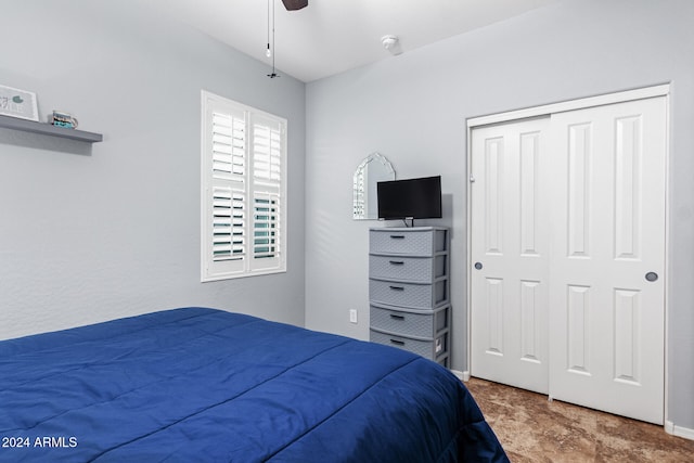 bedroom featuring ceiling fan and a closet