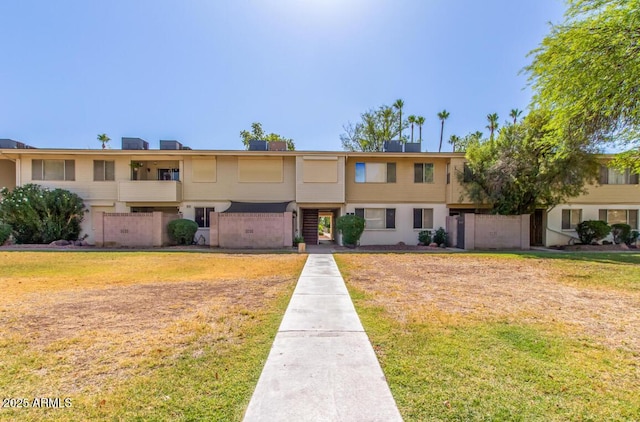 view of front facade featuring a front yard