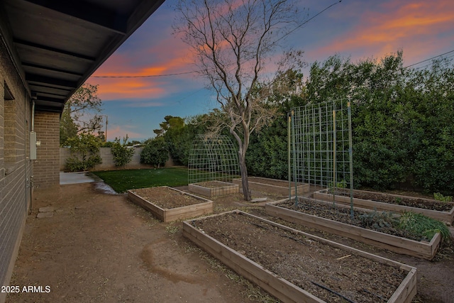 view of yard at dusk