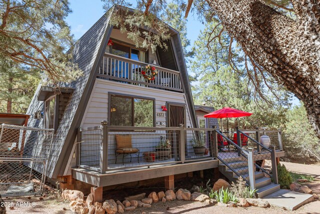 4872 N Trails End Dr, Pine, AZ 85544 - view of front facade with a balcony and a deck