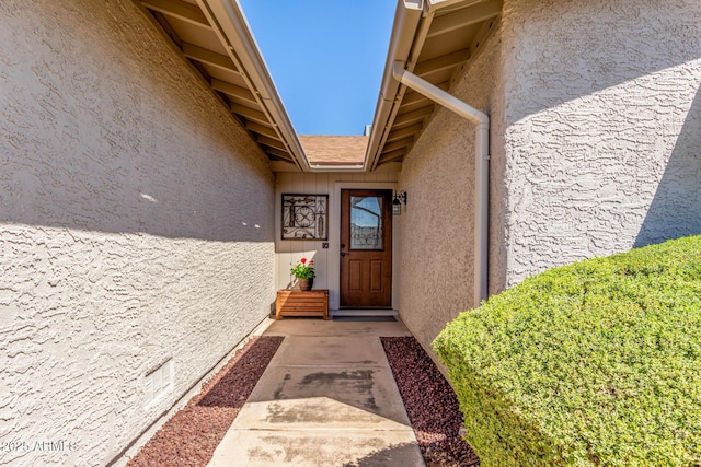 view of exterior entry featuring stucco siding