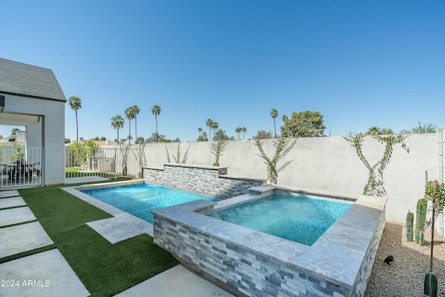 view of pool featuring an in ground hot tub