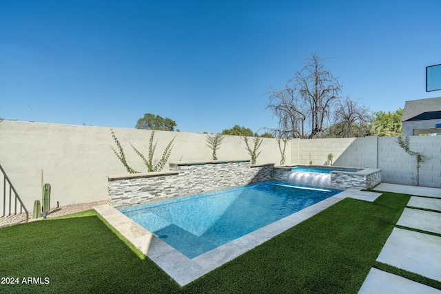 view of swimming pool featuring an in ground hot tub and a yard