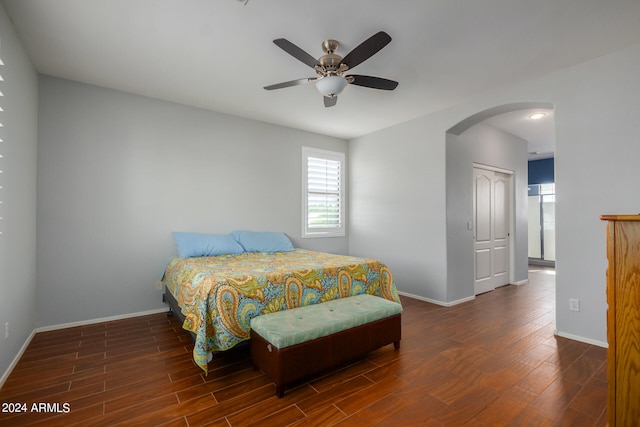 bedroom featuring dark hardwood / wood-style floors, ceiling fan, and a closet