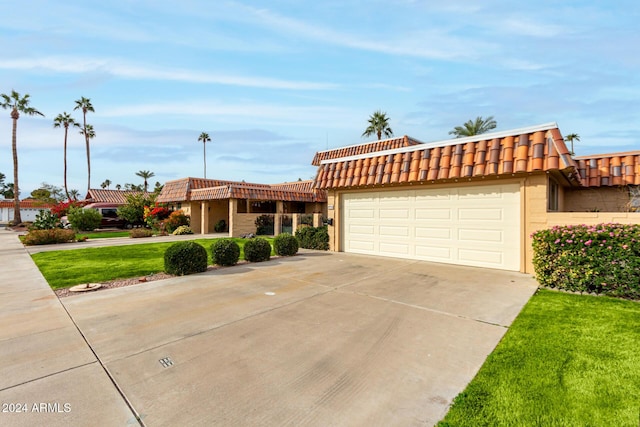 view of front facade with a garage and a front yard