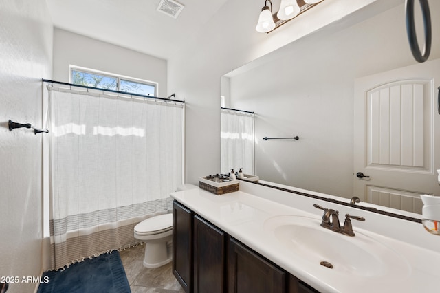 full bathroom with toilet, vanity, visible vents, and a shower with curtain