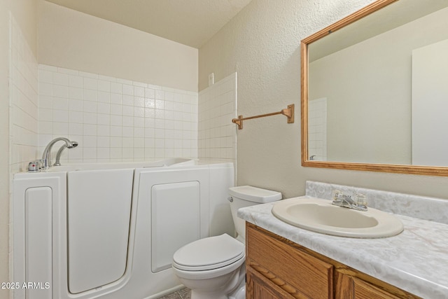 6711 W Osborn Rd Unit 82, Phoenix, AZ 85033 - bathroom featuring a bath, vanity, and a textured wall