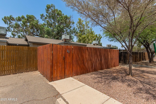 6711 W Osborn Rd Unit 82, Phoenix, AZ 85033 - view of yard featuring a gate