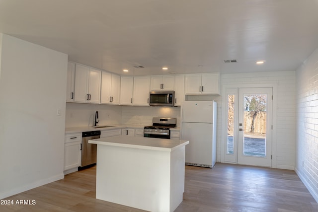 kitchen featuring light hardwood / wood-style flooring, stainless steel appliances, sink, and a kitchen island