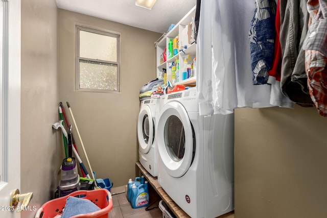 washroom with laundry area and independent washer and dryer