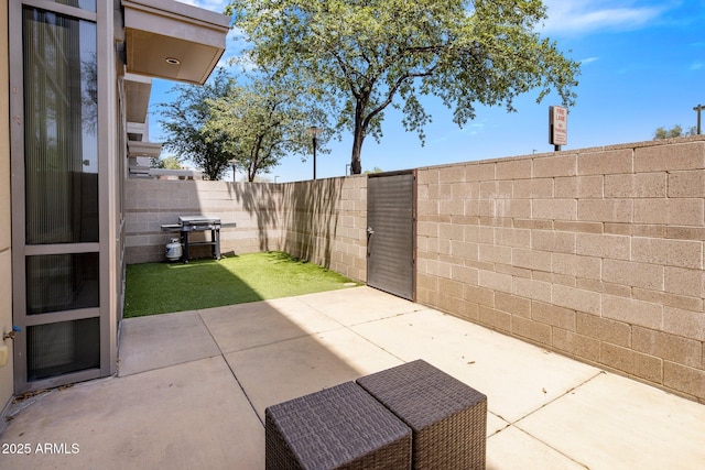 15215 N Kierland Blvd Unit 101, Scottsdale, AZ 85254 - fenced backyard featuring a patio area and a grill