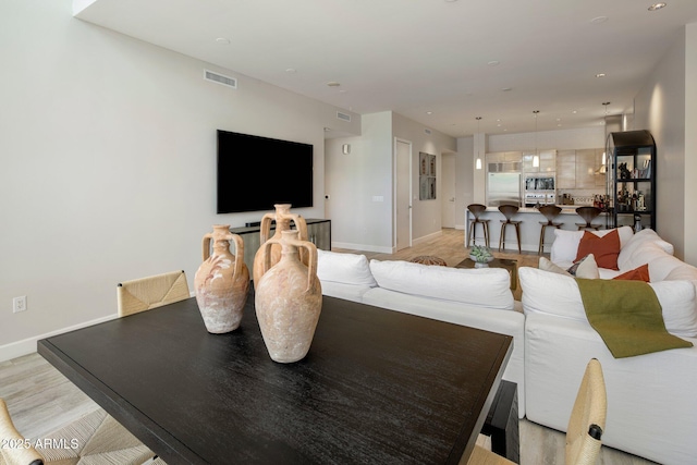 15215 N Kierland Blvd Unit 101, Scottsdale, AZ 85254 - living room featuring light wood finished floors and recessed lighting
