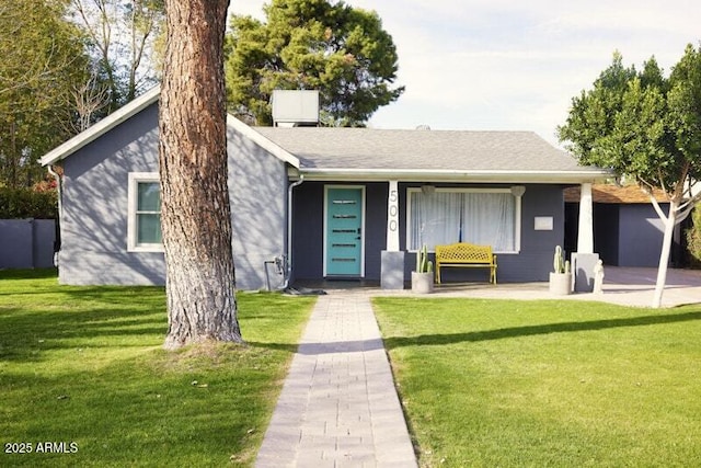 view of front of property featuring a front yard