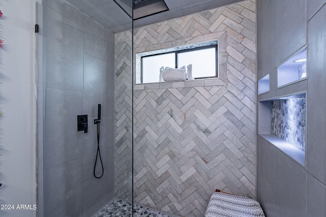 bathroom featuring tiled shower