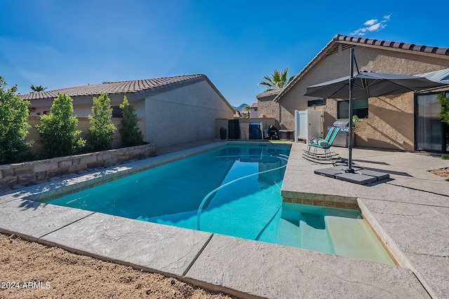 view of swimming pool featuring a patio