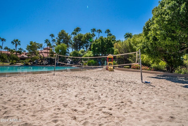 surrounding community with volleyball court