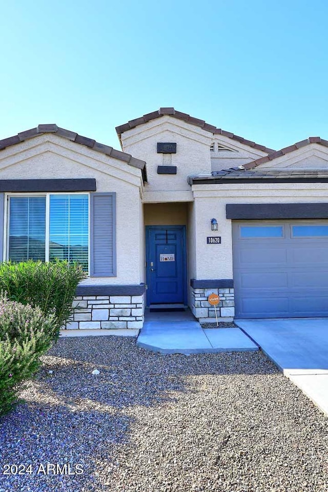 view of front facade with a garage