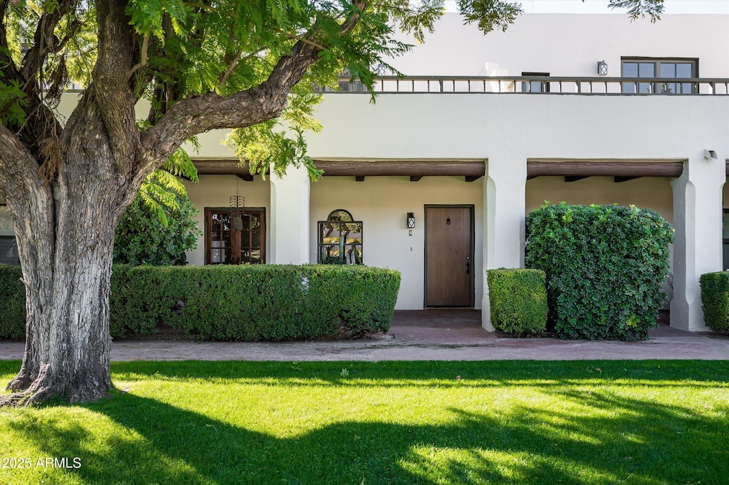 view of front of property featuring a front lawn