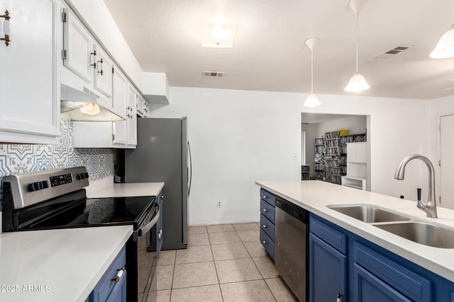 kitchen with visible vents, a sink, stainless steel appliances, under cabinet range hood, and blue cabinets