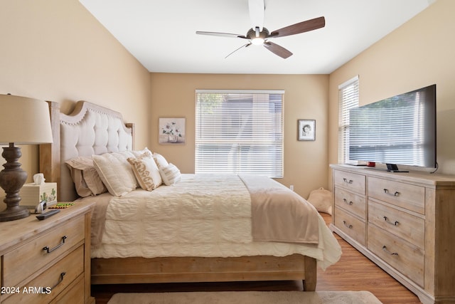 9550 E Thunderbird Rd Unit 152, Scottsdale, AZ 85260 - bedroom featuring light wood-type flooring and a ceiling fan