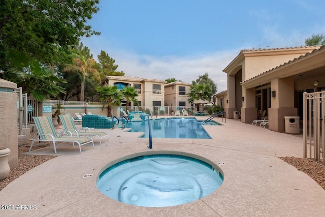 9550 E Thunderbird Rd Unit 152, Scottsdale, AZ 85260 - community pool featuring a community hot tub and a patio