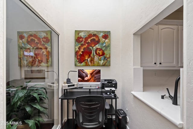 7955 E Chaparral Rd Unit 129, Scottsdale, AZ 85250 - office area with a textured wall