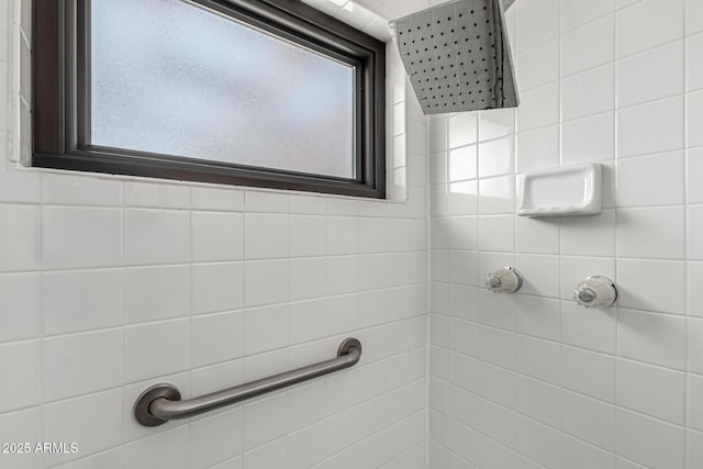 3208 W Port Royale Ln, Phoenix, AZ 85053 - bathroom featuring a tile shower