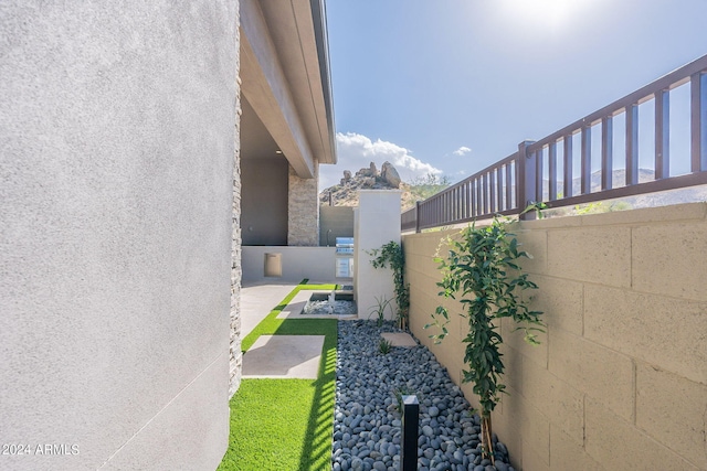 view of yard with a patio