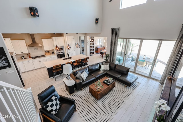 living room featuring sink and a high ceiling