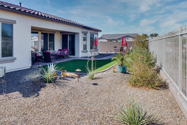 view of yard featuring a patio area