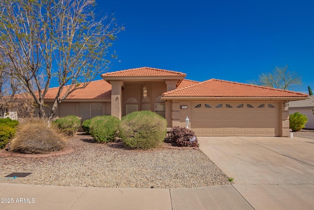 view of front facade featuring stucco siding, a garage, driveway, and a tile roof