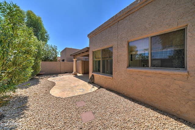 view of yard with a patio area