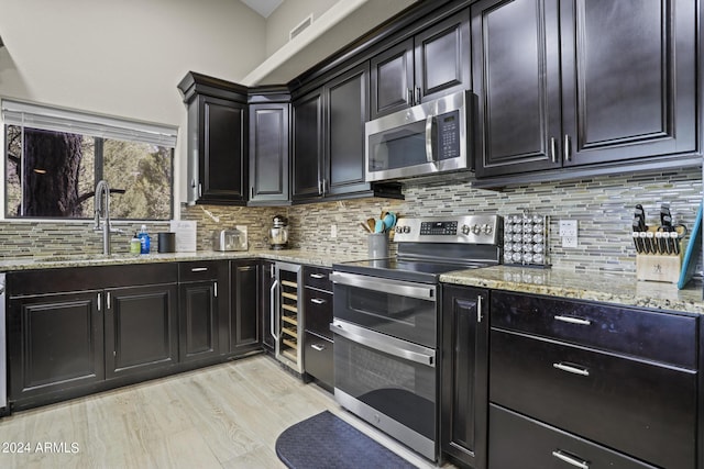 kitchen with stainless steel appliances, sink, and backsplash